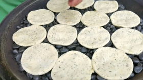 西安石頭饃10元一袋,看起來像包子吃起來香