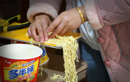 泡面王冠與醬餅袋龍袍 草根“武則天”的走紅密碼